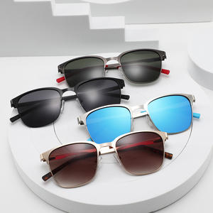 Gafas de sol unisex con montura metálica, protección UV400, lentes cuadradas de PC para sol, pesca, viajes, conducción y atuendos de moda. - Product Image 1