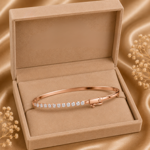 Bracelet en argent et diamants pour femme, orné de pierres rondes taille brillant et doté d'un fermoir sécurisé, bijou de poignet élégant - Product Image 4