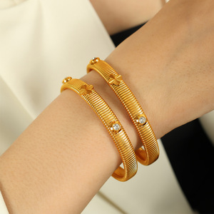 สร้อยข้อมือโคลเวอร์สี่แฉกชุบทองไทเทเนียมสตีล 18k ยืดหยุ่นได้ เหมาะสำหรับทั้งชายและหญิง ของขวัญเครื่องประดับ - Product Image 3