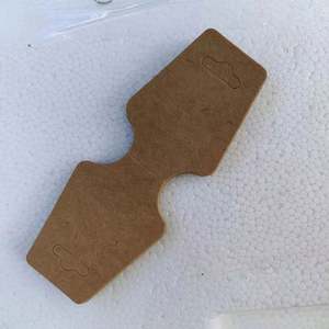 Étiquette suspendue en papier écologique personnalisée à prix abordable avec découpe et pochette en plastique pour sacs et chaussures - Product Image 4