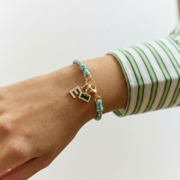 Collection Printemps – Bracelet en Corde Tressé Vert Personnalisé avec Breloques Lettres Capitales en Strass – Accessoires de Mode en Gros