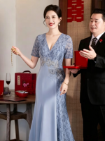 Robe de soirée formelle moderne personnalisée style Qipao Cheongsam avec dentelle florale, col montant, manches courtes, taille asymétrique ornée de perles et appliqués