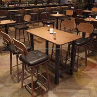 Mobilier de luxe pour restaurant et bar : Combinaison durable de tables et chaises décontractées, banquette haut de gamme en cuir souple de qualité.