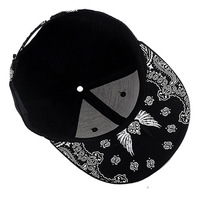 Casquette Snapback Noire Unie à Visière Plate avec Emblème Croix Brodé, Chapeau Ajustable Style Streetwear pour Hommes et Femmes, Usage Quotidien