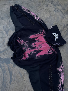 Sudadera con Capucha Personalizada Premium Estilo Punk Oscuro |   Estampado de grafiti gótico y detalle de mangas con cordones |   Sudadera Oversize para un Estilo Urbano - Product Image 4