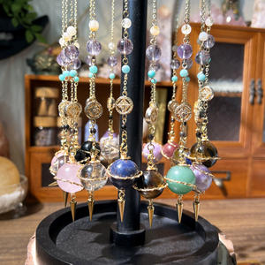 ลูกแก้วคริสตัลธรรมชาติขายส่ง ลูกตุ้มเวทมนตร์ แกะสลักด้วยมือ ลูกแก้วอะเวนเจอรีน นาฬิกาทรงดาวเคราะห์ สร้อยคอสำหรับแขวนในรถ ของขวัญ - Product Image 1