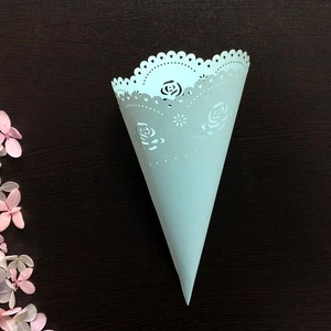 Cônes à confettis de mariage en papier blanc, cônes creux imprimés pour fête, petits bouquets de pétales, cônes en papier blanc pour buffet de bonbons - Product Image 4