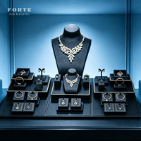 Support de présentation de bijoux de luxe FORTE en lin noir, design de marque, pour une vitrine de magasin