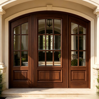 Porte double cintrée de luxe avec transom en verre décoratif pour entrée de villa, finition en bois d'acajou foncé artisanal