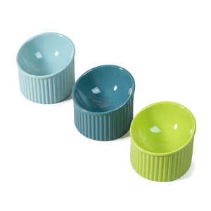 ชามอาหารสัตว์เลี้ยงเซรามิกทรงสูงลายทางแนวตั้ง พร้อมดีไซน์คอชามเอียงป้องกันการคว่ำ สำหรับแมวและสุนัข - Product Image 3