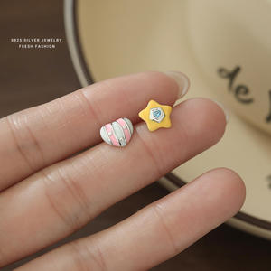 Boucles d'oreilles asymétriques étoile et cœur en émail coloré, argent S925, style coréen, tendance et élégantes pour femme - Product Image 2