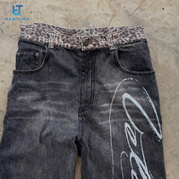 Fabricant de jeans en denim pour hommes BENTURA, style vintage, déchirés, usés, avec patch brodé léopard personnalisé.