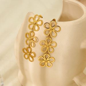 Pendientes de Botón de Alta Gama de Acero Inoxidable con Oro de 18K Estilo Europeo Americano, con Colgante de Flor Hueca, Ideales para Aniversarios - Product Image 3