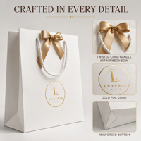 Sac en papier blanc de luxe pour magasins de vêtements, emballage de bougies, poignée à nœud doré, personnalisation complète, écologique, cadeau de mode haut de gamme