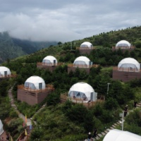 Tente dôme panoramique en PVC pour hôtel de villégiature en montagne avec vue sur les collines