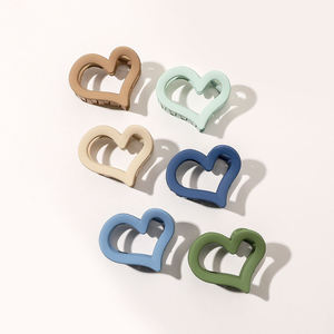 Pinces à cheveux en plastique avec petit cœur nordique pince à cheveux de requin 6.5cm pinces creuses givrées de couleur unie pinces pour filles pinces à cheveux pour femmes - Product Image 1