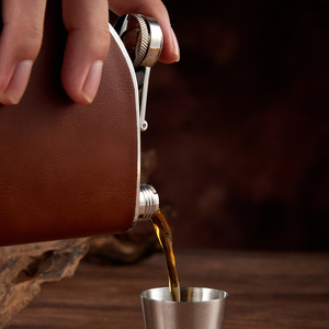 Cadeaux créatifs : Gourde à whisky en acier inoxydable de 8 oz avec enveloppe en cuir, pour hommes et femmes - Product Image 6