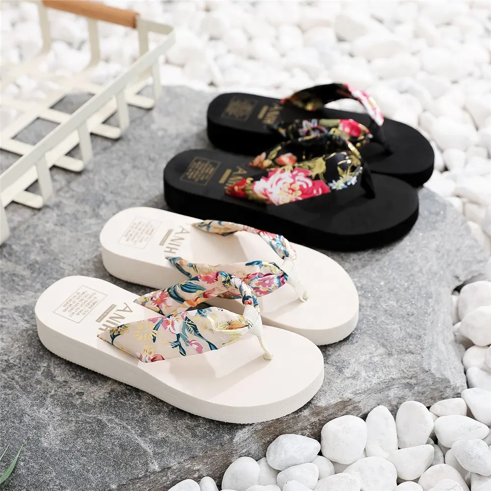 Toptan rahat sandalet Flip Flop Bohemian saten kumaş terlik kadın Flip Flop yaz eğim topuk plaj Flip Flop