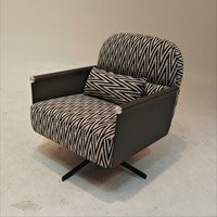 Fauteuil pivotant de détente en tissu lin, accoudoirs en cuir pleine fleur, base en acier carbone peint