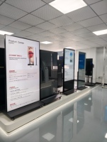 43-65 Zoll Wandmontierter Digitaler Poster-LCD mit Infrarot-Touch für Animationen und Texte in Restaurants, Cafés und Einzelhandelsgeschäften (Cloud-basiert)