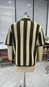 เสื้อโปโลแขนสั้นลายทางสีเขียวมะกอกสำหรับผู้ชาย ลายทางแนวตั้ง ติดกระดุม สำหรับฤดูร้อน - Product Image 4