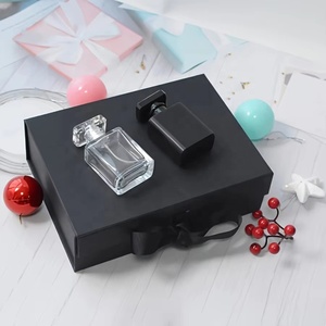 Boîte cadeau de luxe en carton noir auto-élevable pour chaussures avec gaufrage et doublure en éponge, fermeture magnétique - Product Image 6