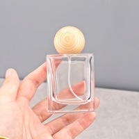 Flacon pulvérisateur carré en verre portable de 50 ml pour séparation de parfum, protection de l'environnement, remplace les flacons vides, couvercle en bois de noyer
