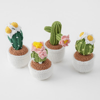 Set Tanaman Kaktus Rajutan Tangan 4 Buah Saguaro Berlekuk Beragam Warna Dengan Bunga Putih Merah Muda Pot Putih Dekorasi Meja