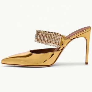 Sandalias de tacón alto tipo mule para mujer, con diamantes dorados brillantes, de charol, para verano, para exterior, con tacón de aguja, con logotipo personalizado, tipo pantuflas de vestir - Product Image 1