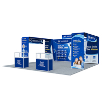 Stand d'exposition modulaire portable 20x20 pieds avec armoires de présentation, étagères et auvent pour la mise en valeur des produits
