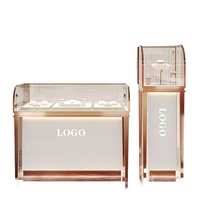 Vitrine de présentation de bijoux avec éclairage LED, finition dorée, matériaux écologiques pour ensemble de meubles de magasin de luxe