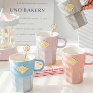 Taza de Café de Cerámica con Diseño de Dibujos Animados, Borde Dorado, Asa con Placa de Identificación, Capacidad de 320 ml, Apta para Fiestas, con Cuchara, Apta para Lavavajillas y Microondas - Product Image 1