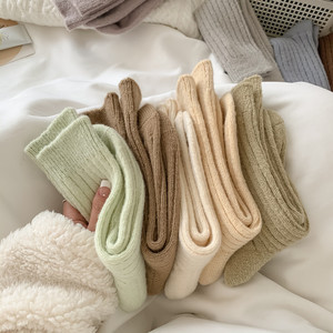 Chaussettes d'hiver Jingwen OEM en laine épaisse et chaude, couleur unie, style rétro, pour femmes - Product Image 6