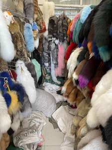 Vente en gros de porte-clés en longue fourrure avec queue de renard et pompon en peluche accessoires de sac peluche porte-clés porte-clés en fourrure de renard - Product Image 3