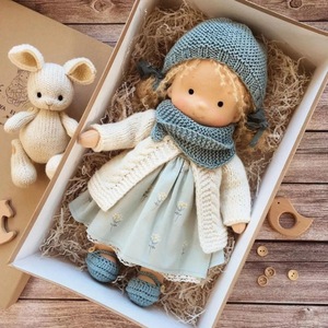Entzückende Handgemachte Waldorf-Plüschpuppe Mädchen mit Einheimischem Emaille-Design Plüsch-Waldorf-Spielzeug für Kinder Schlafpuppe - Product Image 6