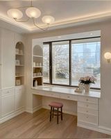 Armoire symétrique de luxe moderne Vermonhouzz, finition laquée couleur unie avec portes sculptées et éclairage LED à capteur