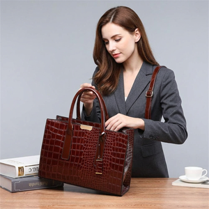 Sacs à main pour femmes en cuir de veau véritable 100% personnalisés par BS International, fermeture à glissière, durables, imperméables - Product Image 1