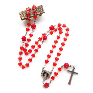 Vente en gros de bijoux religieux, chapelet catholique, perles en acrylique en forme de cœur avec fleur de rose rouge - Product Image 1