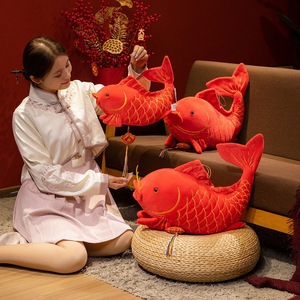 โชคดีปีใหม่หมอนปลา KOI สี<span class=keywords><strong>แดง</strong></span>หมอนหมีเครื่องประดับมงคลจี้อาโรวาน่าตุ๊กตาของเล่นตุ๊กตาสนุกๆเกินดุลทุกชิ้น - Product Image 2