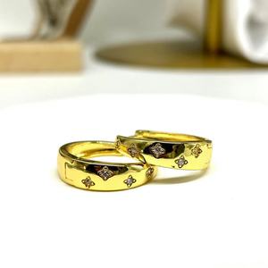 Pendientes de Aro Golden Star con Diamantes Engastados en Garra, Diseño Geométrico Minimalista para Uso Diario - Product Image 1