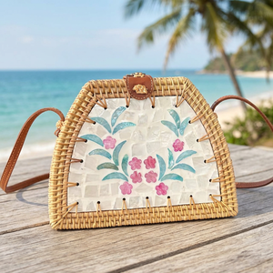 Sac à bandoulière en rotin naturel avec fermeture à cordon et motif nacre pour une mode éco-responsable et un usage quotidien - Product Image 3
