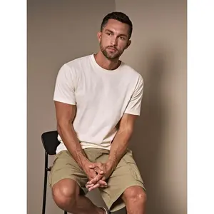 T-shirt de luxe urbain en coton biologique, merchandising durable - Product Image 3