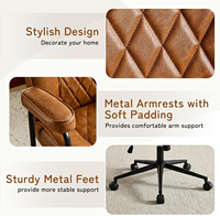 Chaise de bureau moderne du milieu du siècle en cuir marron, dossier mi-haut, support lombaire réglable, bras pivotants à roulettes, pour bureau à domicile
