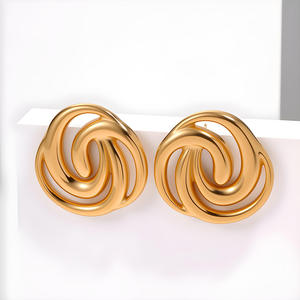 Pendientes de tuerca de declaración de remolino dorado Estilo geométrico en espiral Perfecto para looks de moda - Product Image 3