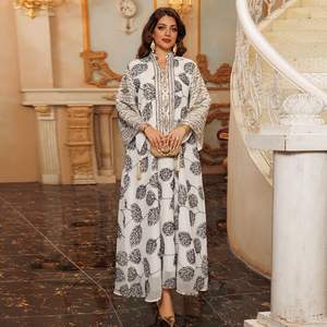 ชุดอาบายะห์ปักลายสีดำสำหรับสตรีมุสลิม พร้อมรายละเอียดสีทอง เหมาะสำหรับโอกาสพิเศษในตะวันออกกลาง เช่น สหรัฐอาหรับเอมิเรตส์และซาอุดีอาระเบีย - Product Image 3