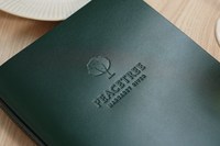 Porte-menu en similicuir vert foncé avec logo en relief personnalisé, format A4, fermeture à quatre anneaux, menu de restaurant, couverture de menu