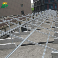 Système de montage photovoltaïque modulaire fixe et étanche pour toits plats, avec supports triangulaires en aluminium, pour projets commerciaux et industriels sur toits.