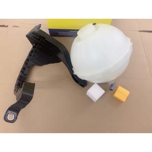 Réservoir d'expansion de liquide de refroidissement pour BMW Série 5 F07 F10 F11, plastique, à visser, 17138614293 - Product Image 1