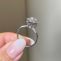 Bague de joaillerie fine Good Century en or 18 carats avec diamant de laboratoire taille ronde, double halo, double niveau de scintillement, bande fine et élégante, style moderne classique