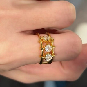 Anello di Fidanzamento T0975 con Tre Diamanti, Anello da Donna con Diamante Naturale Rotondo, Montatura a Griffe, Anelli alla Moda - Product Image 6